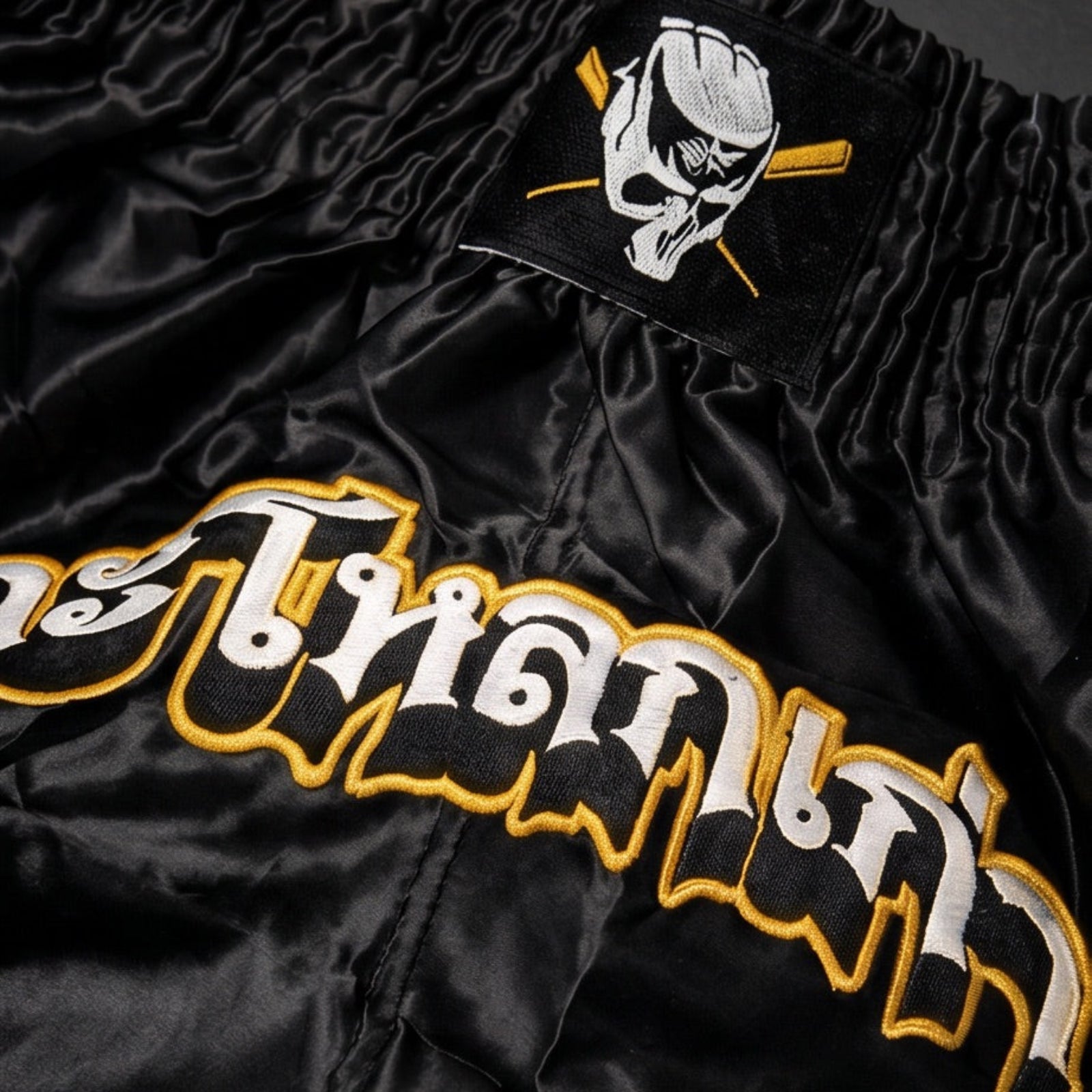Pantalón Kill Code Muay Thai Shorts Detalles del bordado delantero 
